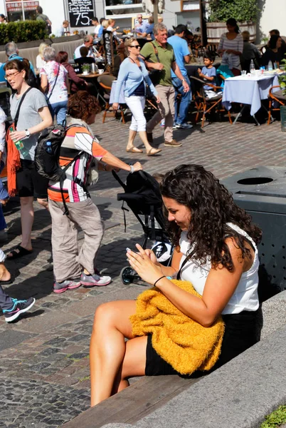 Frau mit Handy sitzend — Stockfoto
