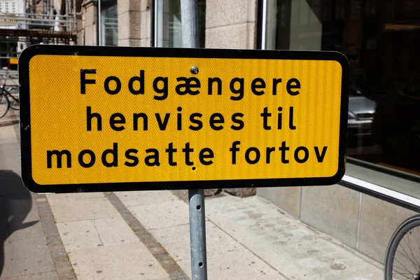 Använd motsatta trottoaren — Stockfoto