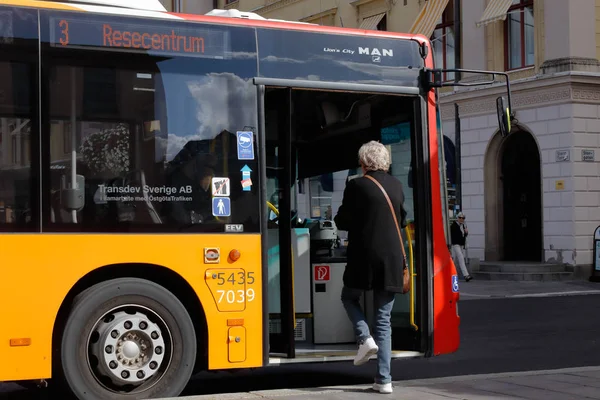 Îmbarcarea în autobuz public — Fotografie, imagine de stoc