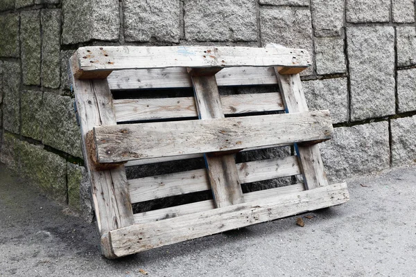 Pallet leaning on a wall — Stock Photo, Image