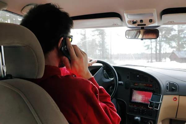 Drivrutinen använder en mobiltelefon — Stockfoto