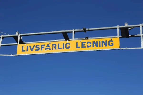 Farlig högspänning linje — Stockfoto