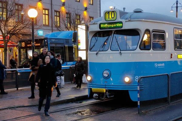 Tramvaje na zastávce v Göteborgu — Stock fotografie