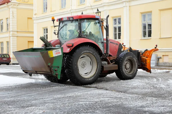 Červený traktor broušení — Stock fotografie