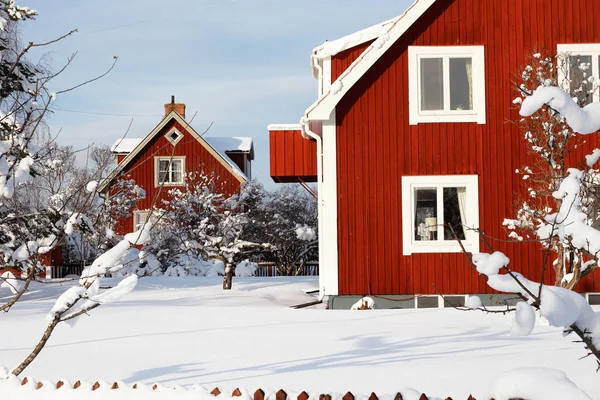 红色木制瑞典家庭房子 surronded 雪 — 图库照片