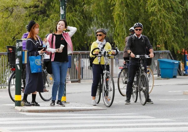 Mensen wachten op de oversteekplaats. — Stockfoto