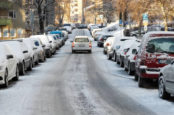 Strada urbana innevata — Foto Stock