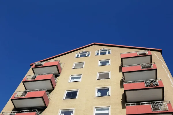 Edificio de varios pisos con pisos —  Fotos de Stock