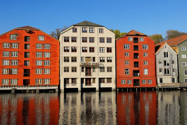 Edifici lungo il fiume Nidelva — Foto Stock