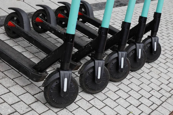 Elektrische scooters opgesteld — Stockfoto