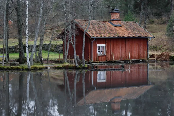 House near a lake — Stock Photo, Image