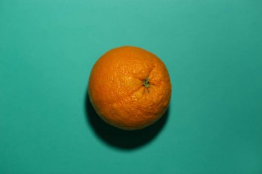 turkuaz renkli arkaplanda turuncu