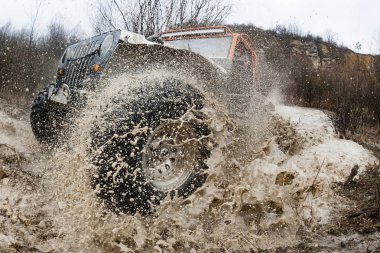 Off-road 4 x 4 yarış su sıçrama