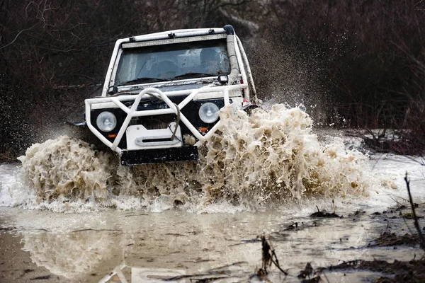 オフロード レースで水のしぶき — ストック写真