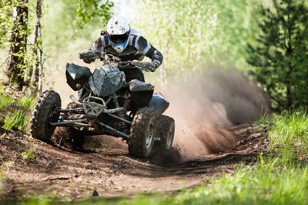 Atv のライダーは 晴れた日に大規模な塵および残骸の雲を作成します — ストック写真