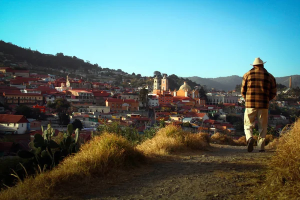 Kasabaya gelen yaşlı bir adamın arka görüntüsü Gerçek del Monte, Hidalgo, Meksika