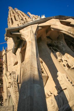 Sagrada Familia Barselona 'da güneş ışığı ve mavi gökyüzüyle.