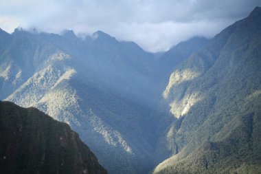Machupichu yakınlarında dağlar yol alır.
