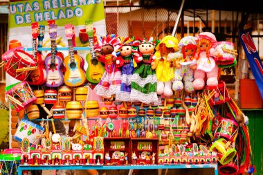 Meksika, Xohimilco 'da güzel renkli Meksika oyuncakları satıyorum..