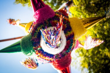 Meksika renkli pinata geleneği.