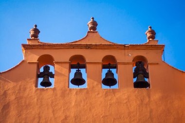 eski bir kilise ile bir bellfry'nın