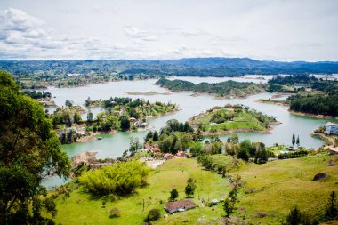 Yeşil manzarada güzel göller