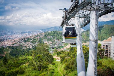 Gondol Ropeway şehri manzarası. Medellin Kolombiya teleferiği
