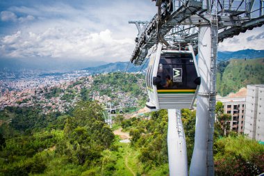 Gondol Ropeway şehri manzarası. Medellin Kolombiya