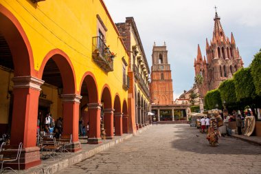 La Parroquia, Meksika 'nın San Miguel de Allende kentindeki ünlü pembe kilise..