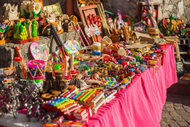 Meksika, Xohimilco 'da güzel renkli Meksika oyuncakları satıyorum..