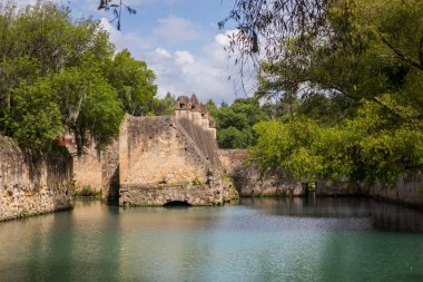 Meksika, hacienda, çiftlik meydanı ve göl. Dekoratif geleneksel tasarım.