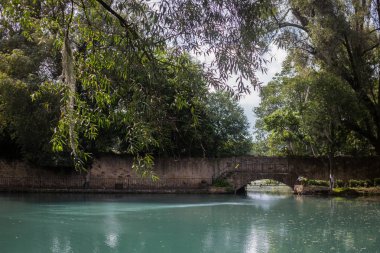 Meksika, hacienda, çiftlik meydanı ve göl. Dekoratif geleneksel tasarım.