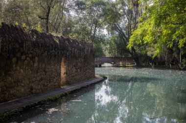 Meksika, hacienda, çiftlik meydanı ve göl. Dekoratif geleneksel tasarım.