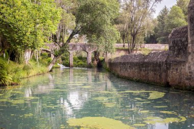 Meksika, hacienda, çiftlik meydanı ve göl. Dekoratif geleneksel tasarım.