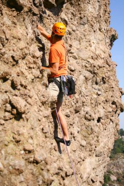 Genç adam bir kireçtaşı duvara dağcılık.