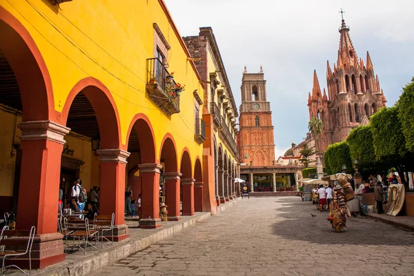 La Parroquia, Meksika 'nın San Miguel de Allende kentindeki ünlü pembe kilise..