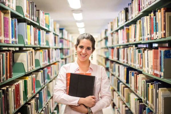 Στη Βιβλιοθήκη Όμορφη Φοιτήτρια Βιβλία Που Εργάζονται Βιβλιοθήκη Γυμνασίου — Φωτογραφία Αρχείου
