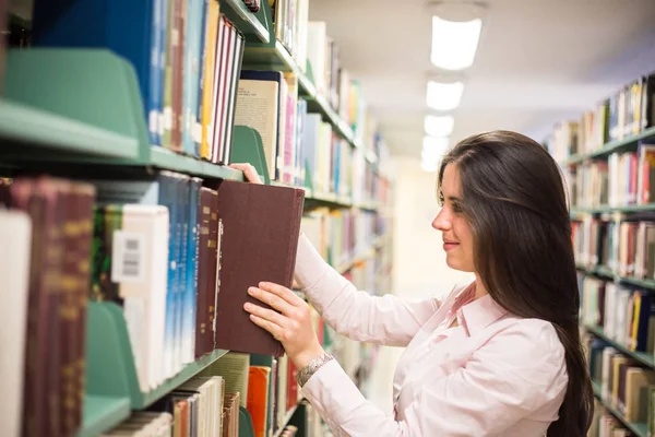 Biblioteca Estudante Muito Feminina Com Livros Que Trabalham Uma Biblioteca — Fotografia de Stock