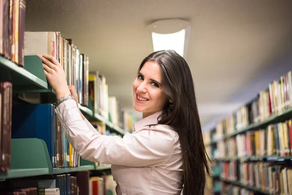 Στη Βιβλιοθήκη Όμορφη Φοιτήτρια Βιβλία Που Εργάζονται Βιβλιοθήκη Γυμνασίου — Φωτογραφία Αρχείου