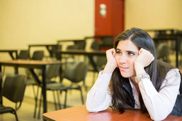 Sınıfta Lise Kütüphanesinde Sıkılmış Güzel Bir Kız Öğrenci — Stok fotoğraf