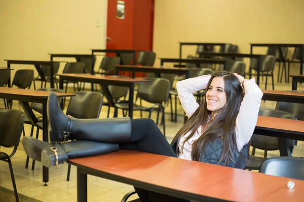 Klas Mooie Vrouwelijke Student Ontspannen Een Middelbare School Bibliotheek — Stockfoto