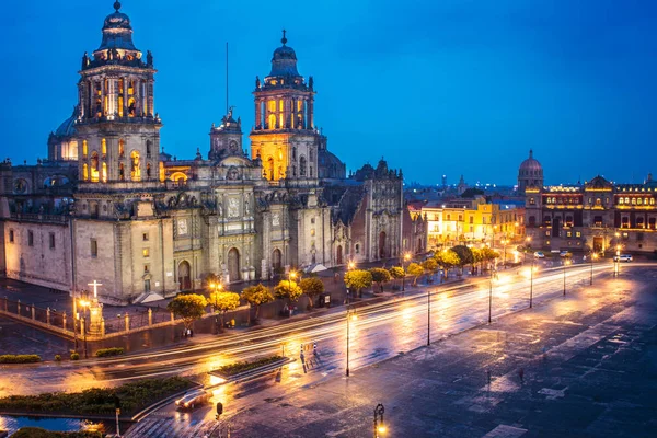 ソカロ メキシコシティ メキシコ日の出夜のセンターのメトロポリタン大聖堂と大統領の宮殿 — ストック写真