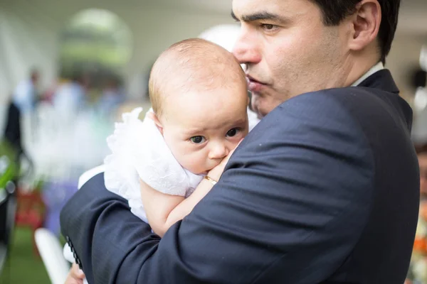 Father Kissing His Baby Baby Cry — Stock Photo, Image