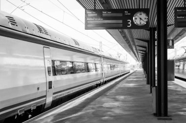 İstasyondaki modern tren. Toledo, İspanya.