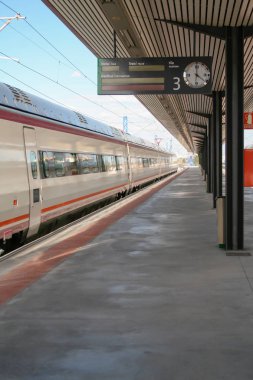 İstasyondaki modern tren. Toledo, İspanya.