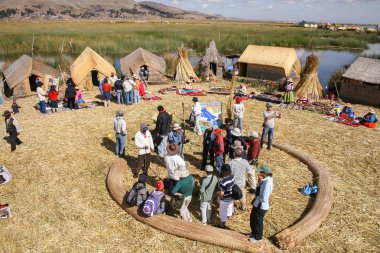 Puno, Peru, Ekim. 16. 2012: Titicaca Gölü 'ndeki uros adalarında yüzen evler ve totora tekneleri.