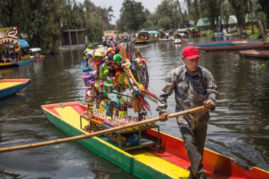 Mexico City, Meksika, 22 Ağustos. 2015: Mexico City 'deki Xochimilco' nun Yüzen Bahçeleri 'nde renkli Meksika gondolları.