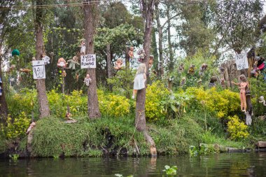 Ürkütücü oyuncak bebek adası, Xochimilco, Meksika 'da asılı oyuncak bebekler..