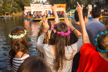 Gençler Xochimilco Mexico 'daki partide dans ederken eğleniyorlar..
