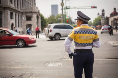 Mexico City - Sep 07 2015: Mexico City 'deki trafiği kontrol eden trafik polisi.